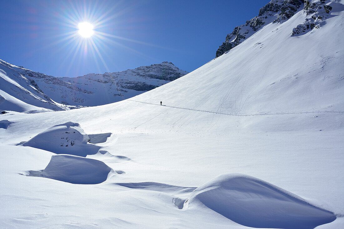 Back-country skier ascending to Griererkar, Griererkarspitze in background, Grieralm, Zillertal, Zillertal Alps, Tyrol, Austria