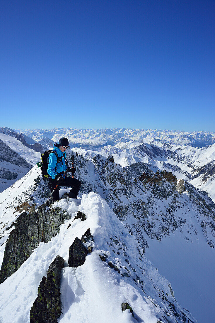 Frau auf Skitour steigt über Grat zur Zwerchwand auf, Zwerchwand, Zillertal, Zillertaler Alpen, Tirol, Österreich