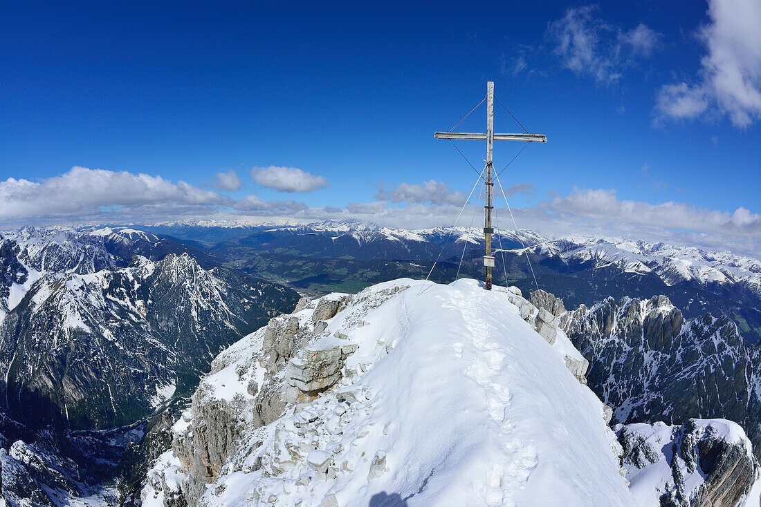 Birkenkofel mit Gipfelkreuz über dem Pustertal, Sextener Dolomiten, Südtirol, Italien