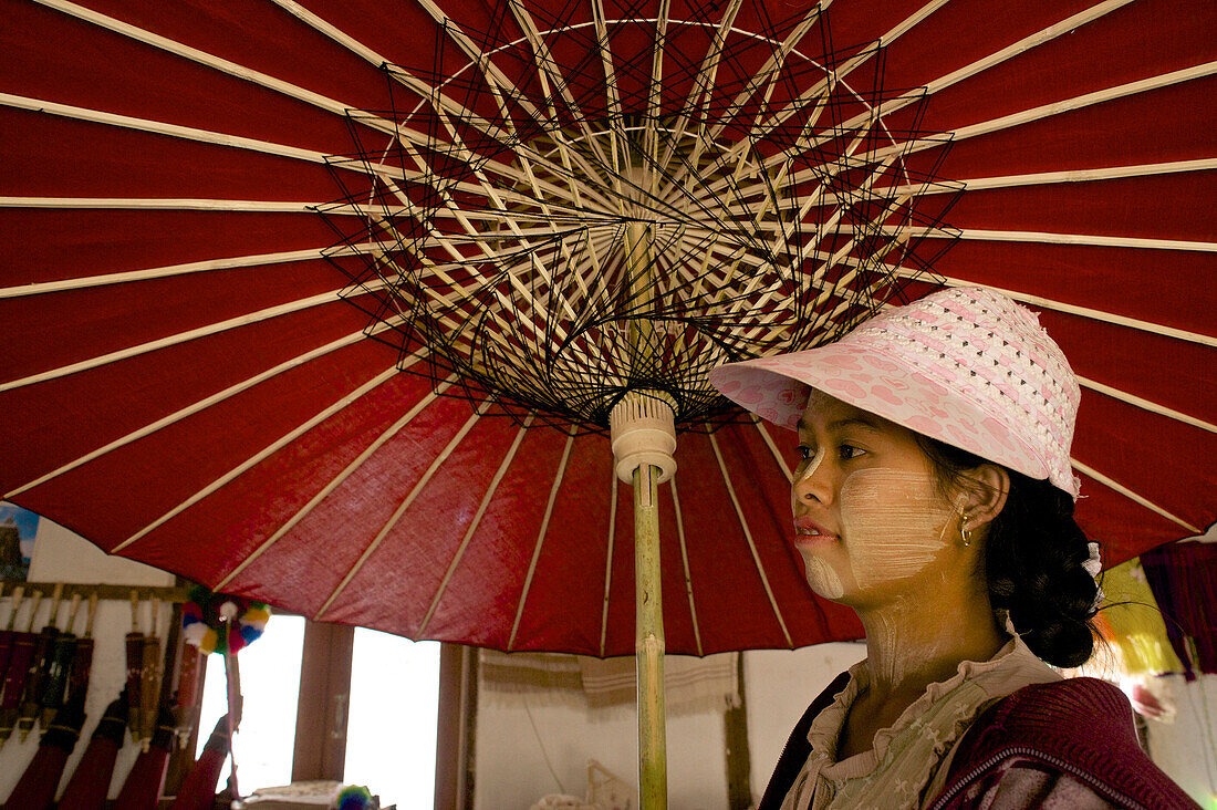 Frau mit einem handgemachten Schirm, Pindaya, Shan Staat, Myanmar, Burma