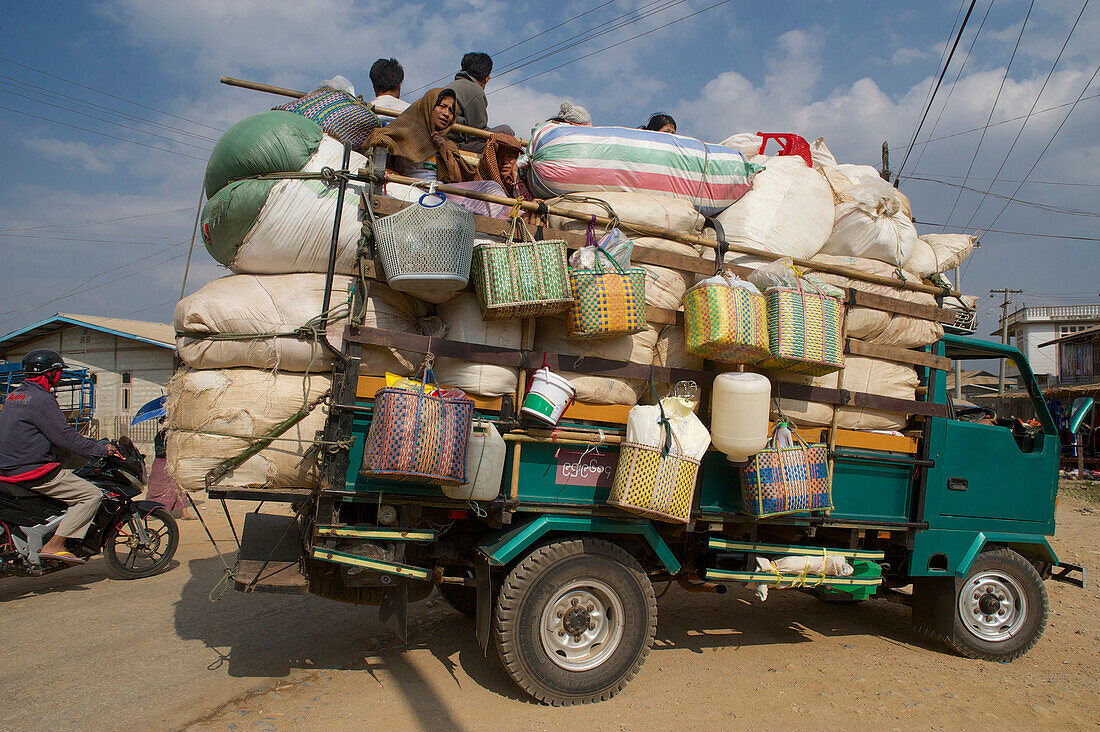 Markt südlich des Inle Sees, hoch beladener Lastwagen mit Passagieren auf der Ladung, Shan Staat, Myanmar, Burma, Asien