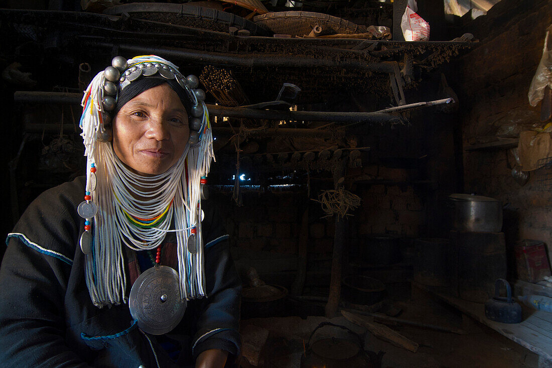 Akha Frau in traditioneller Kleidung bei Kyaing Tong, Kentung, Shan Staat, Myanmar, Burma