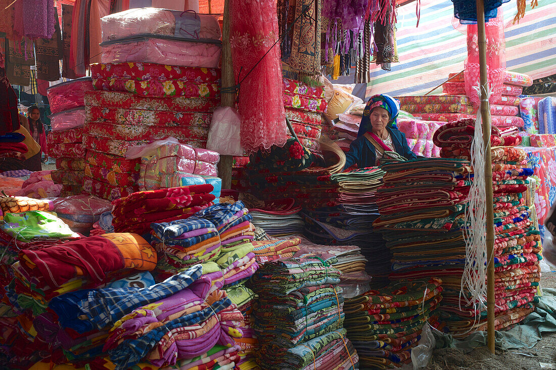 Klosterfest und Markt in Mongpai südlich des Inle Sees, Verkäuferin mit Matratzen und Decken, Shan Staat, Myanmar, Burma, Asien