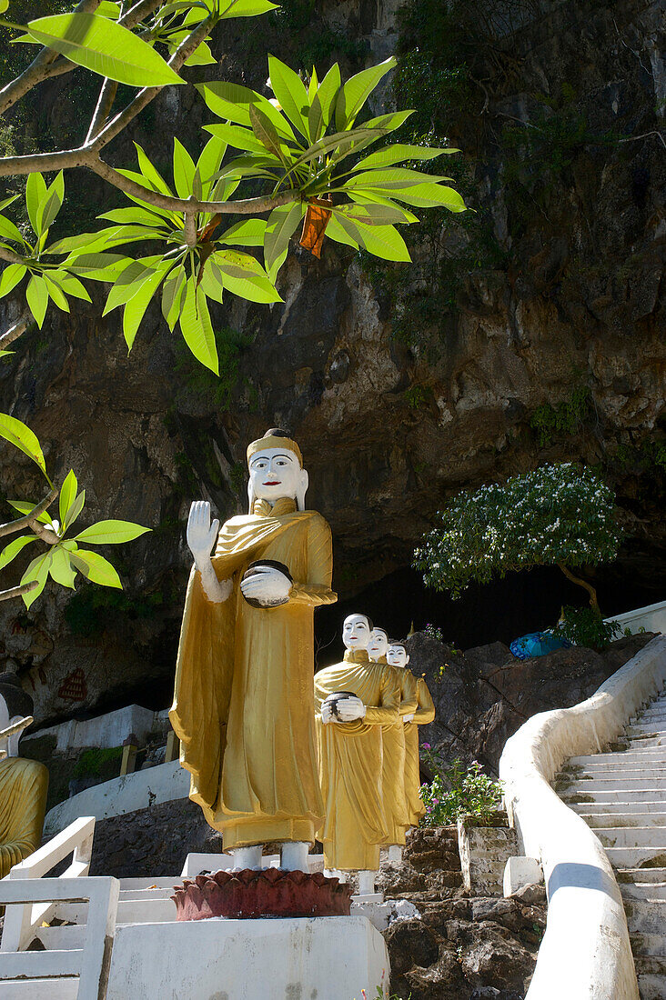 Stehende Buddhas an der Treppe zurPayinnyigu Höhle bei Hpa-an, Hauptstadt des Kayin-State im Süden Burmas, Myanmar