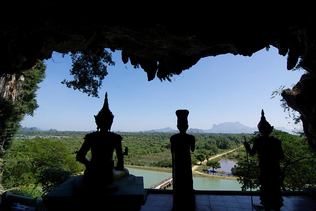 Blick aus der Payinnyigu Höhle bei Hpa-an, Hauptstadt des Kayin-State im Süden Burmas, Myanmar