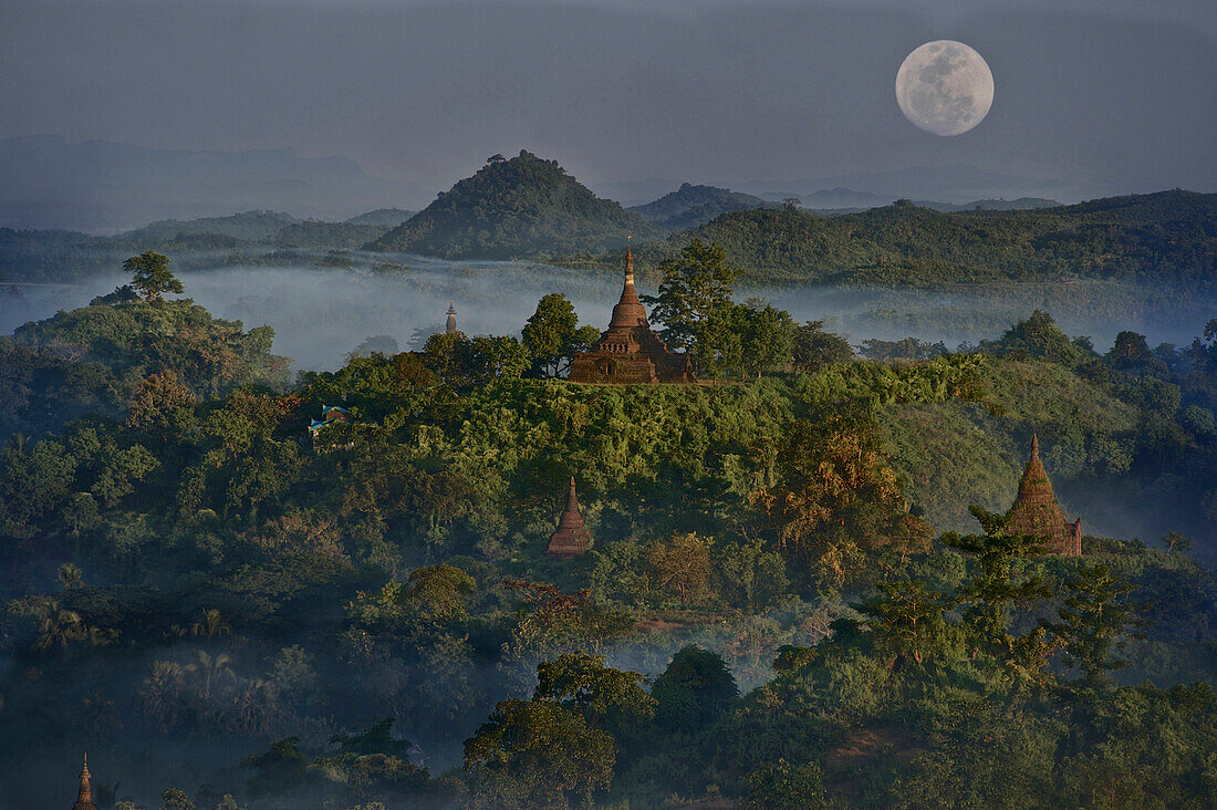 Morgendämmerung mit Dunst über Hügeln und Pagoden in Mrauk U, Myohaung nördlich von Sittwe, Akyab, Rakhine, Arakan, Myanmar, Burma