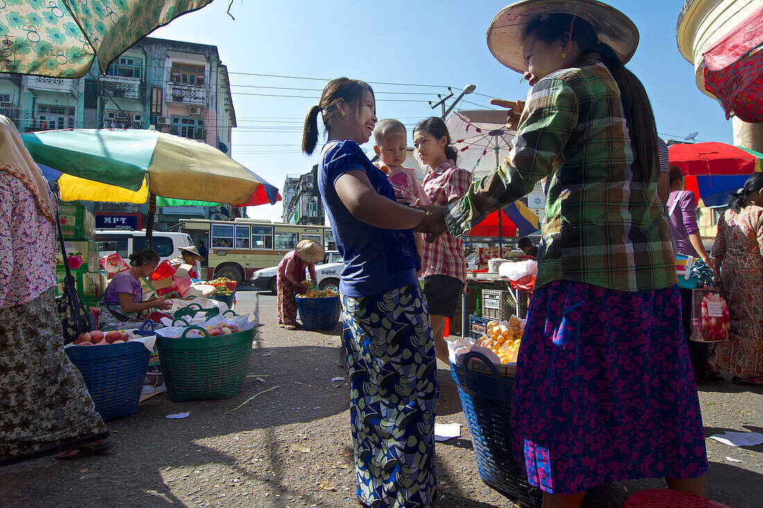 Obstverkäuferin im Zentrum von Yangon, Rangun, Hauptstadt von Myanmar, Burma