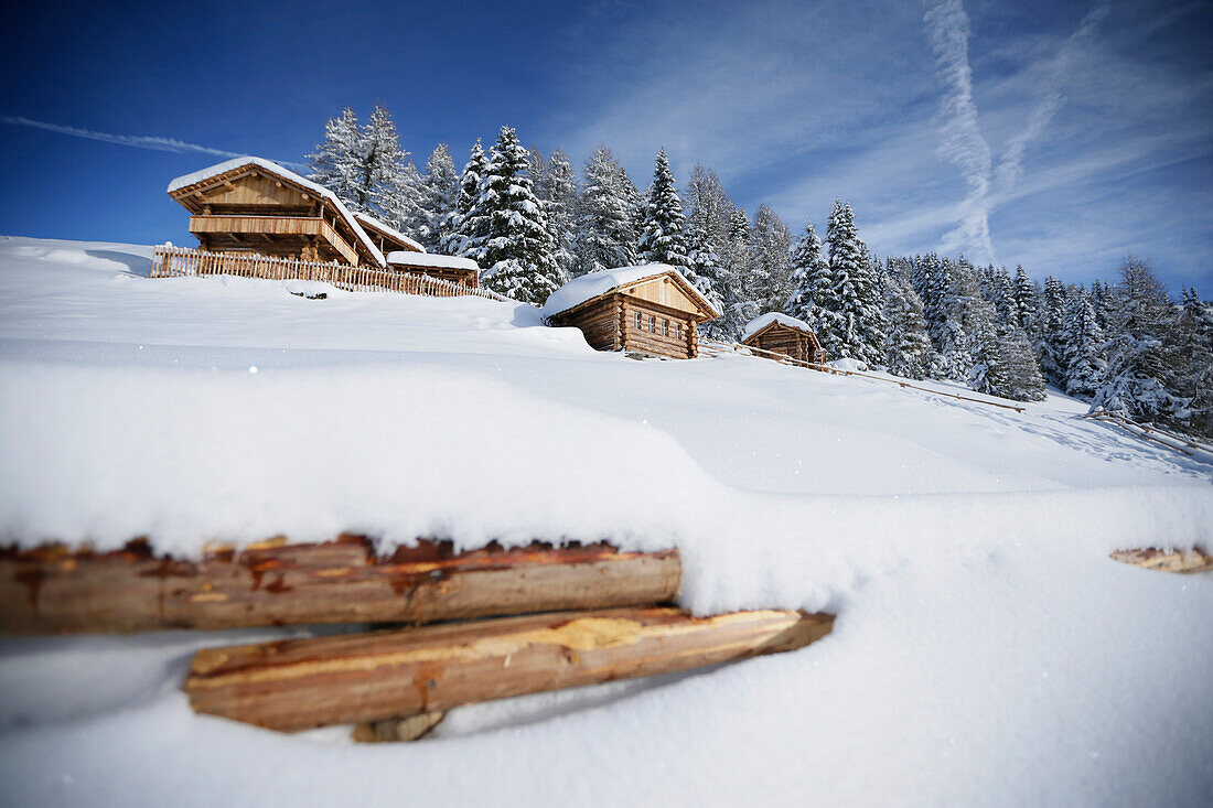 Hütten im Schnee, Helm (Monte Elmo), Sexten, Südtirol, Italien