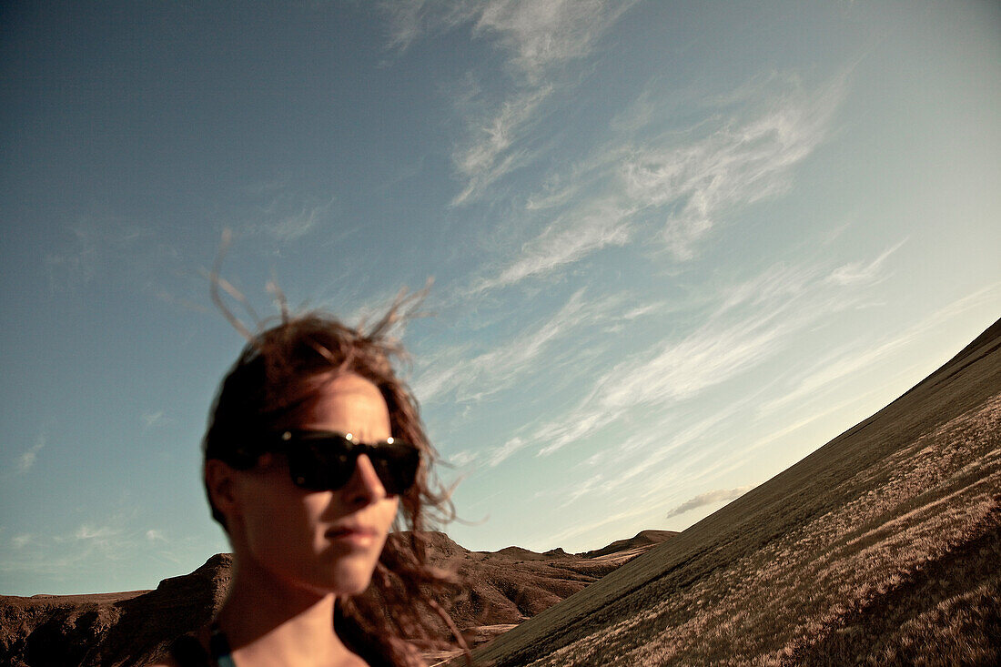 Frau mit Steppenlandschaft im Hintergrund, Praia, Santiago, Kap Verde