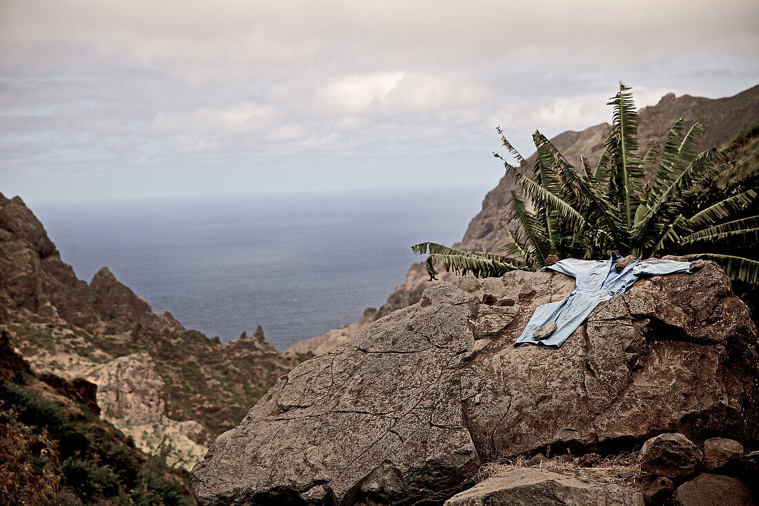 Kleidungsstück liegt auf einem Stein in den Bergen, Santiago, Kap Verde
