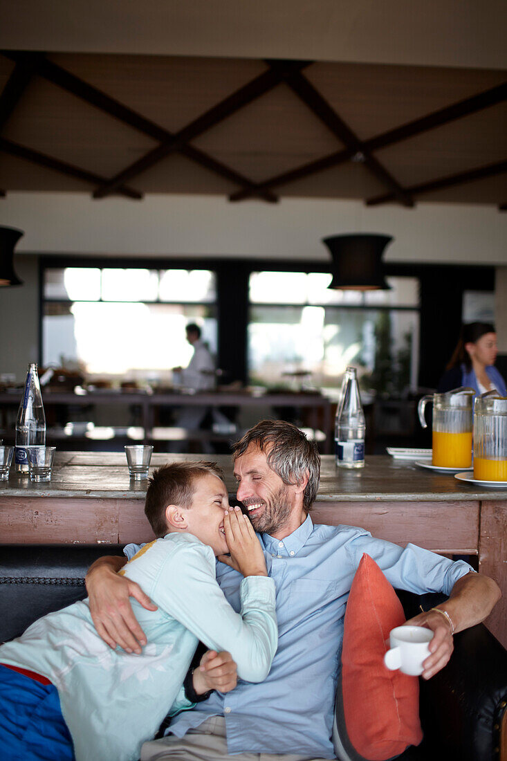 Vater und Sohn im Hostal Spa Empuries, Platja del Portitxol, Girona, Costa Brava, Spanien