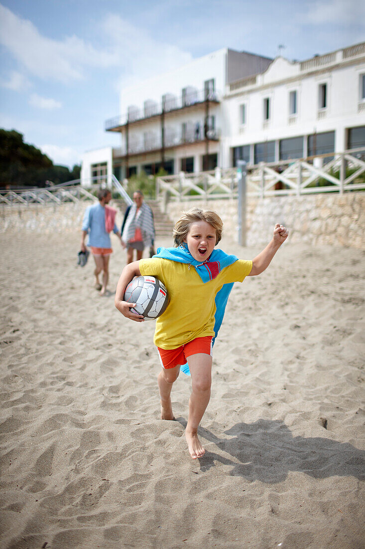 Familie am Strand vor Hostal Spa Empuries, Platja del Portitxol, Girona, Costa Brava, Spanien