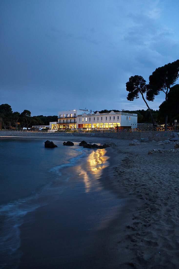 Hostal Spa Empuries am Abend, Platja del Portitxol, Girona, Costa Brava, Spanien