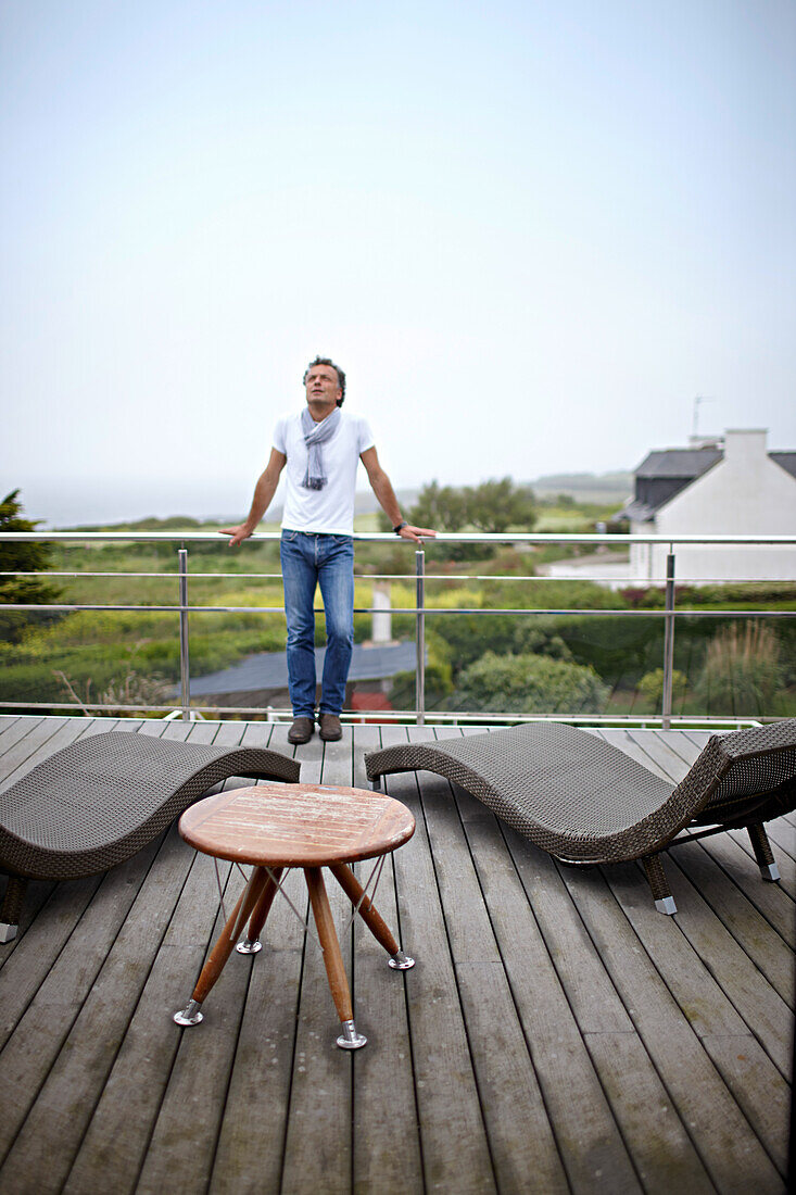 Mann auf der Terrasse eines Zimmers, Hostellerie de la Pointe Saint Mathieu, am Leuchtturm in Plougonvelin, Finistère, Pays d'Iroise, Bretagne, Frankreich