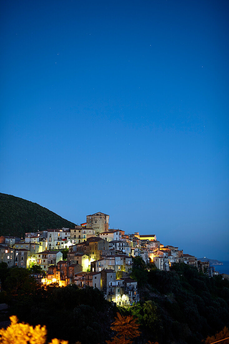 Pisciotta bei Nacht, Cilento Küste, Provinz Salerno, Kampanien, Italien