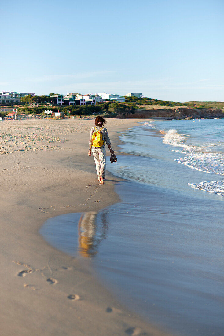 Frau am Strand Martinhal mit Martinhal Beach Resort & Hotel, Sagres, Algarve, Atlantikküste, Portugal, Südwestende Europas