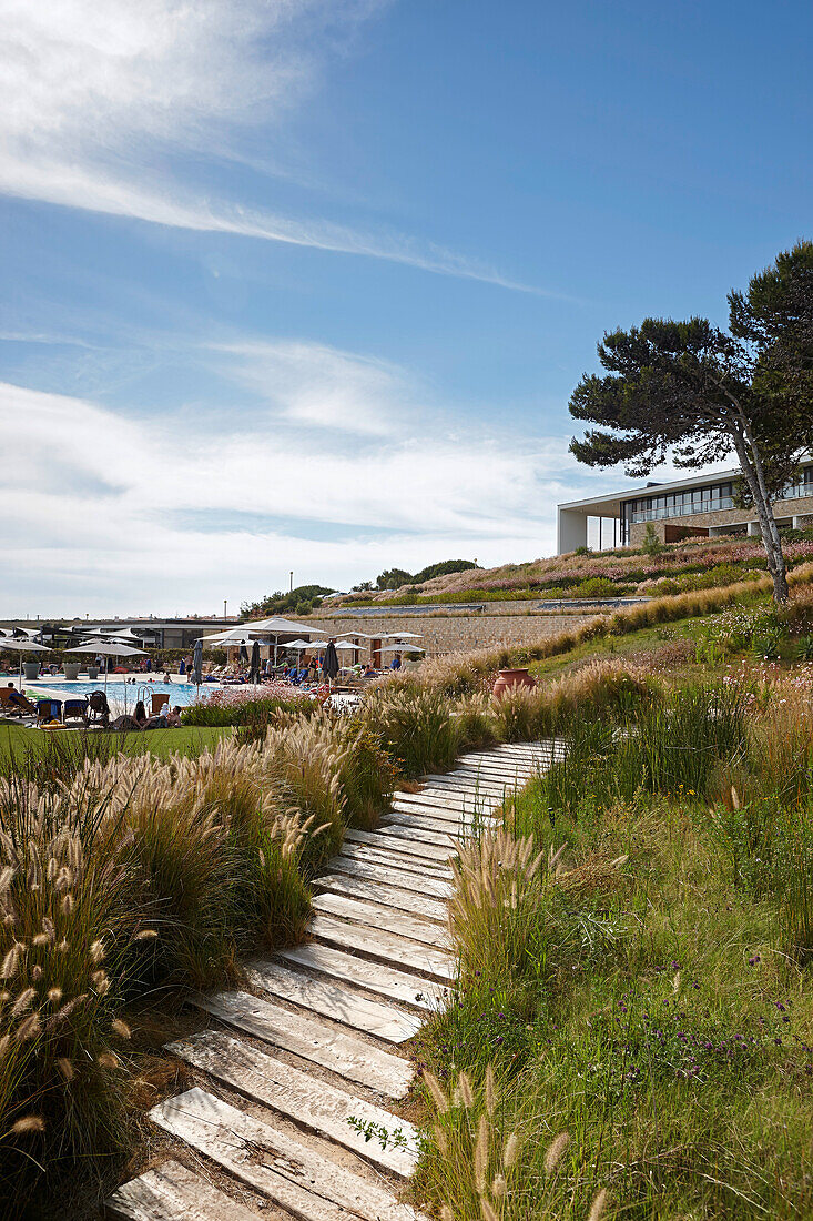 Holzsteg zum Martinhal Beach Resort & Hotel, Sagres, Algarve, Atlantikküste, Portugal, Südwestende Europas