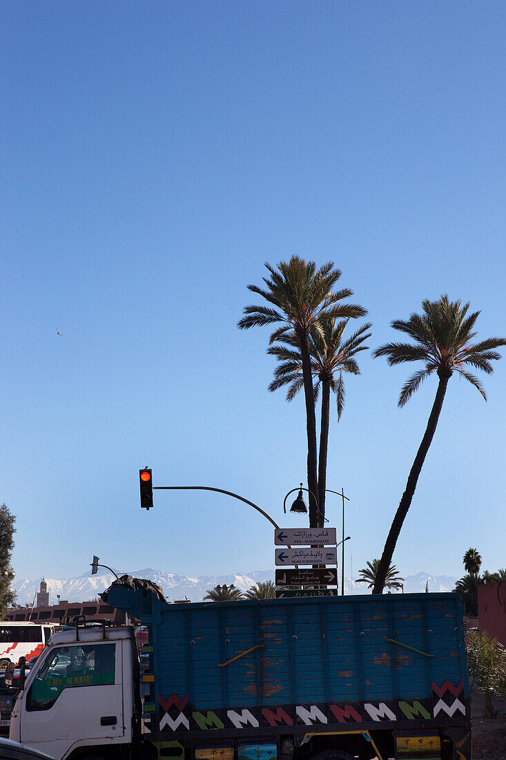 Strassenszene an der Stadtmauer zur Medina mit Hohem Atlas im Hintergrund, Marrakesch, Marokko