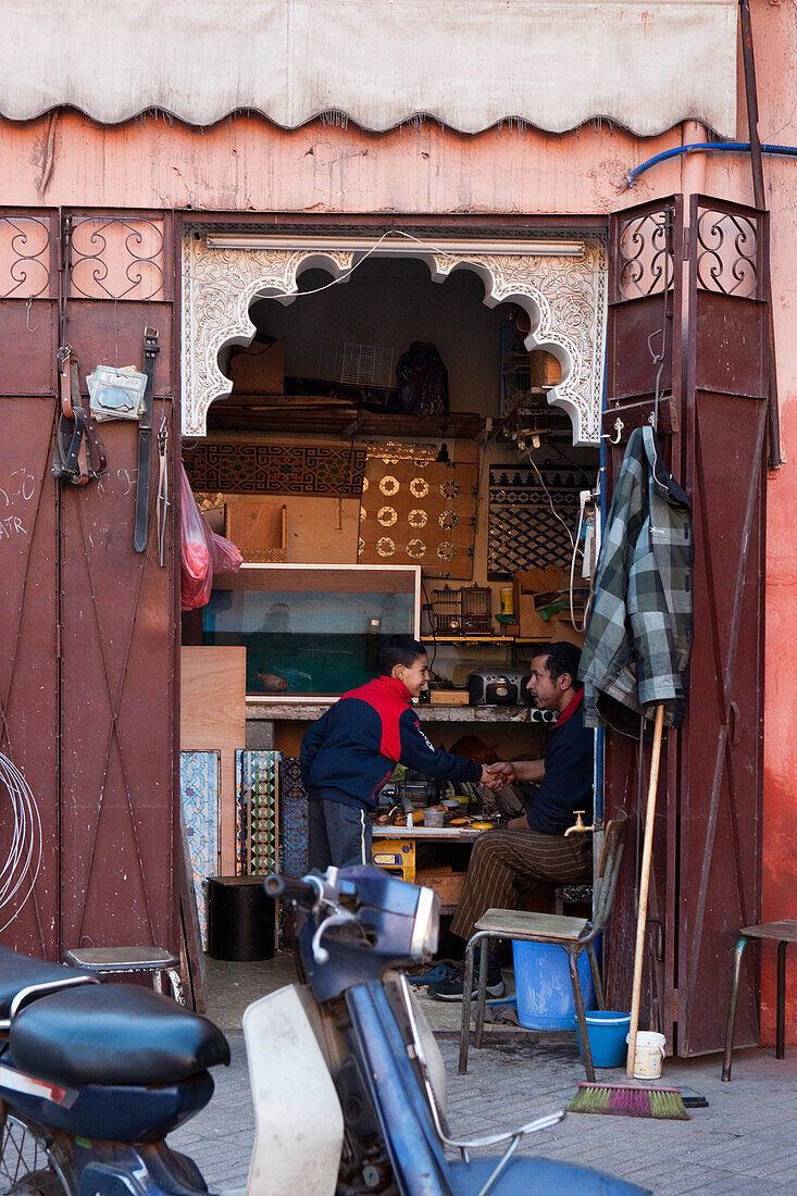 Geschäft und Werkstatt in den Souks, Marrakesch, Marokko