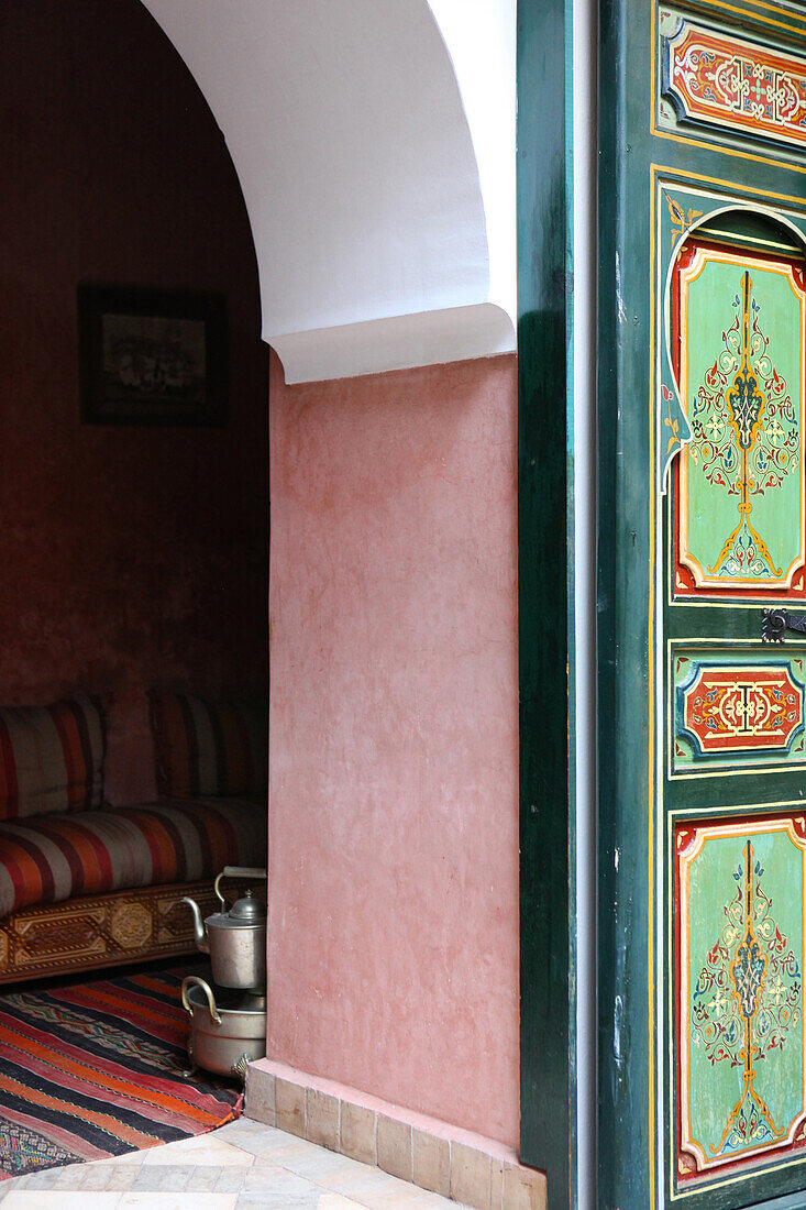 kunstvoll bemalte Tür in einem Riad, Marrakesch, Marokko