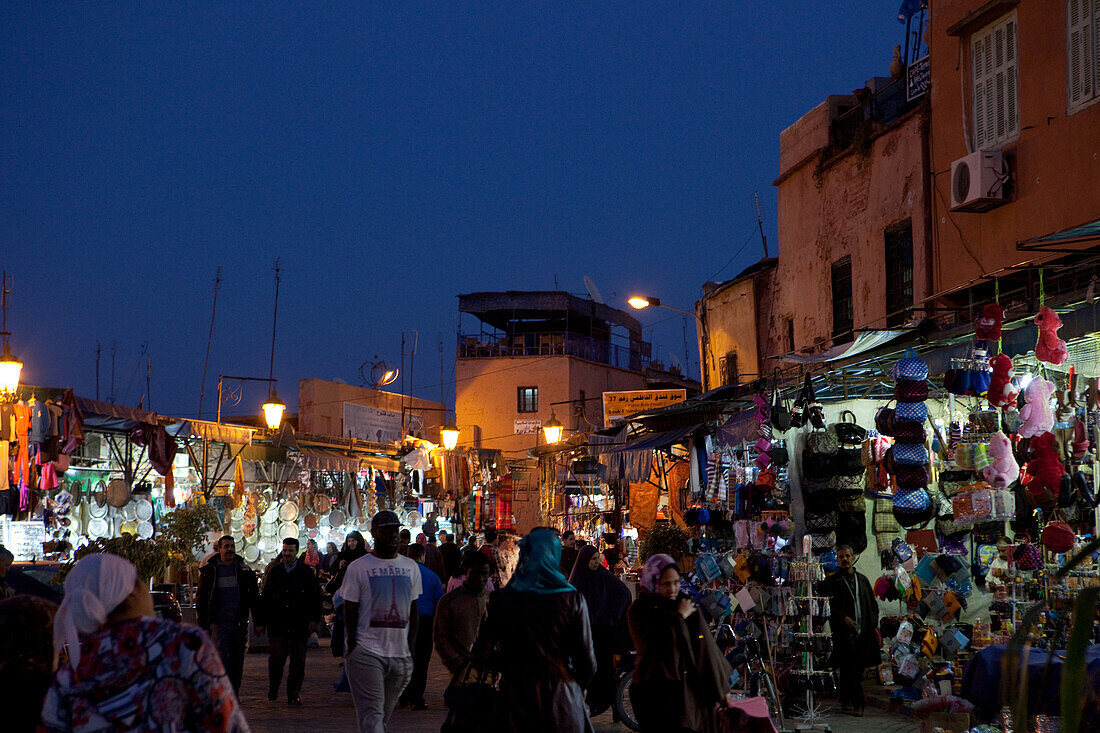 buntes Treiben bei Nacht in den Souks, Marrakesch, Marokko