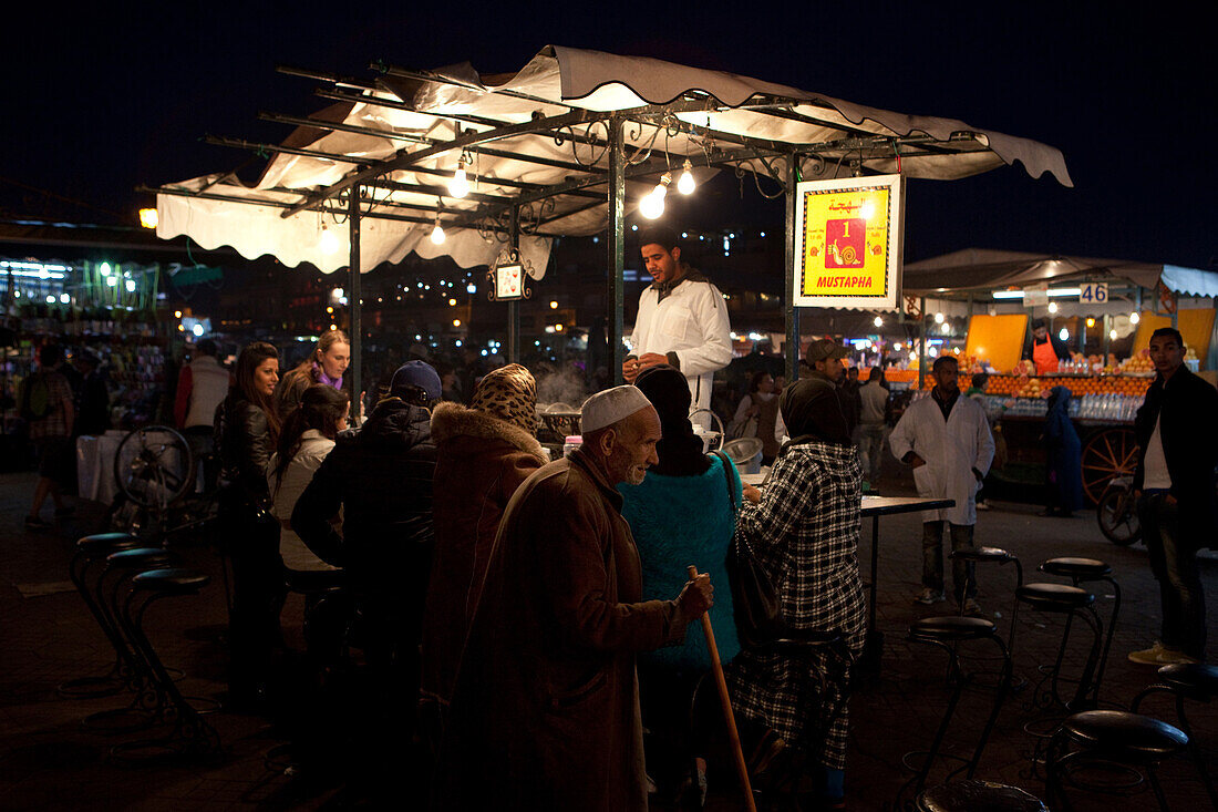 Essensstand auf dem Djemaa el Fna bei Nacht, Marrakesch, Marokko