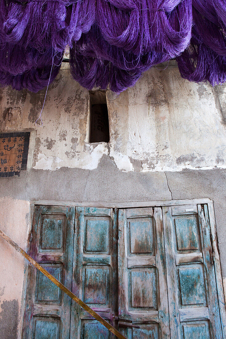 frisch gefärbte Wolle zum trocknen aufgehängt im Färberviertel, Marrakesch, Marokko