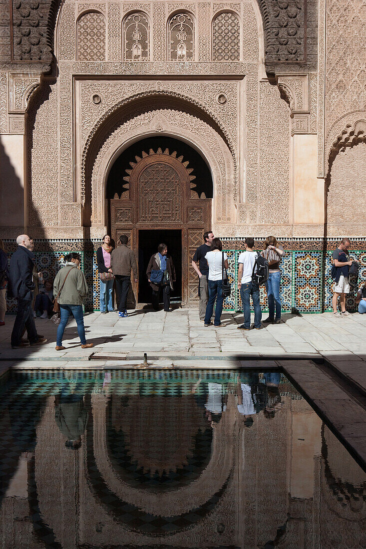 Innenhof der Ben Youssef Medersa einer alten Koranschule, Marrakesch, Marokko