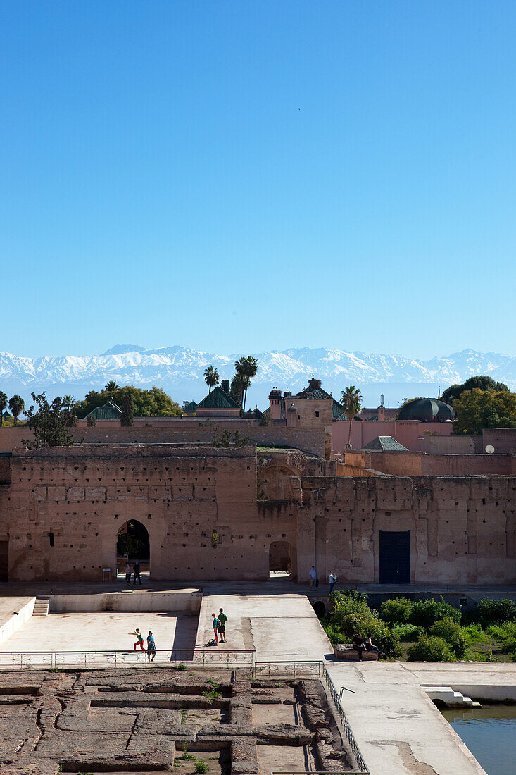 Badi Palast welcher Saaditen Gräber beherbergt im Hintergrund der Hohe Atlas, Marrakesch, Marokko