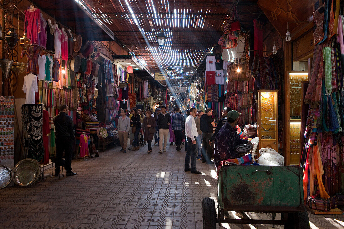 Händler und Touristen in den Souks, Marrakesch, Marokko