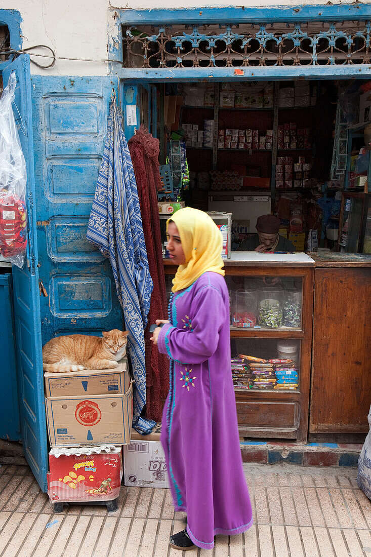 Marokkanisches Mädchen vor einem Geschäft, Essaouira, Marokko