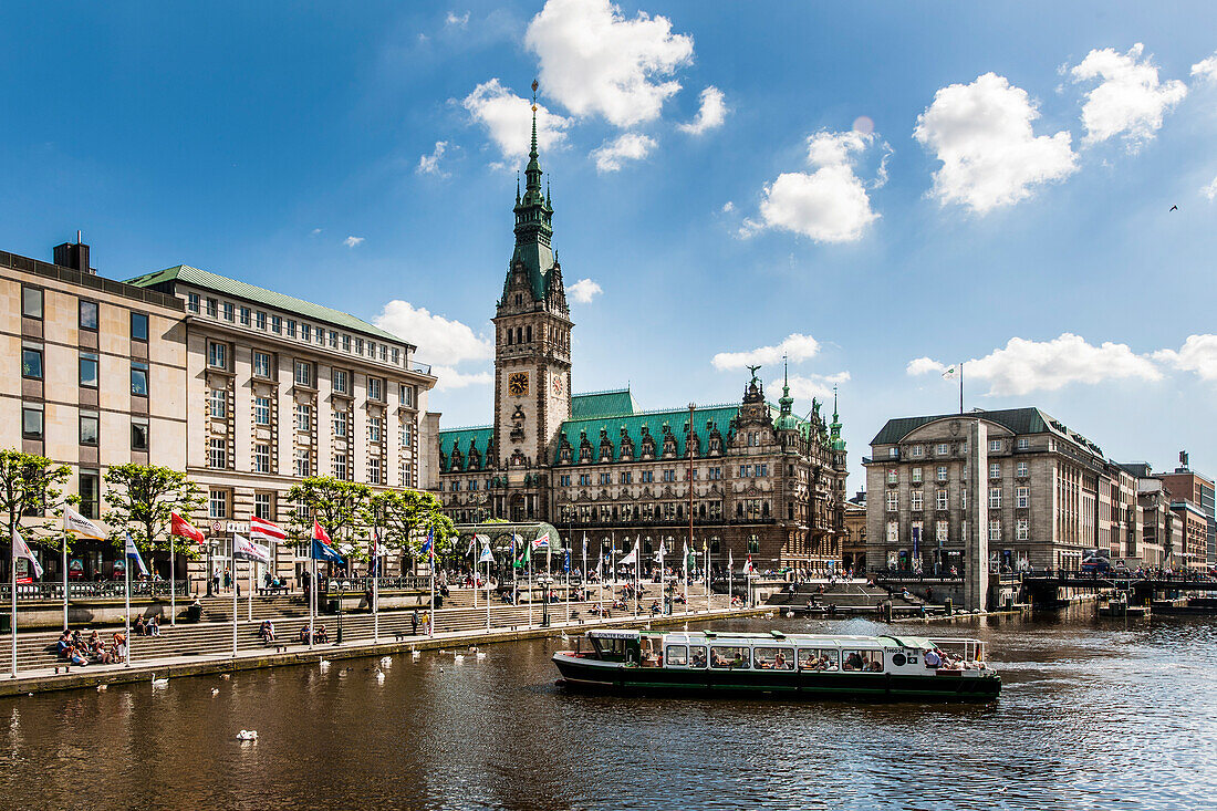 Blick über Binnenalster auf Hamburger Rathaus, Hamburg, Deutschland