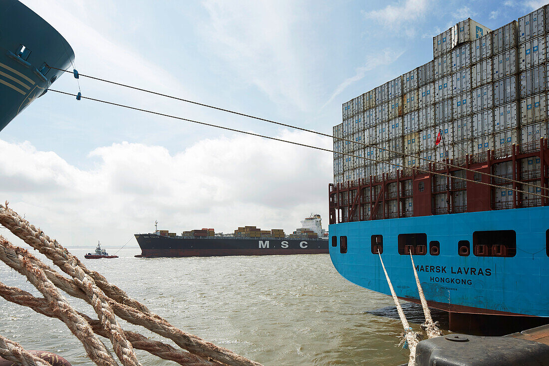Containerschiff im Hafen, Bremerhaven, Bremen, Deutschland