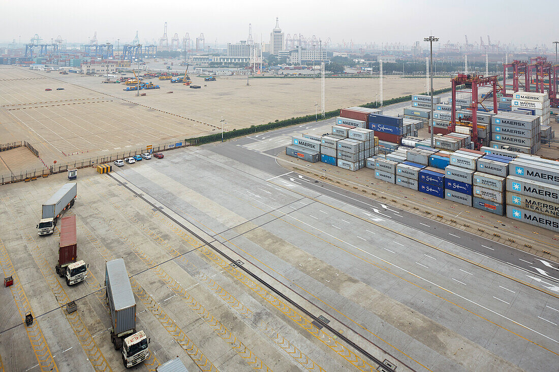LKWs im Containerhafen Tianjin, Tianjin, China