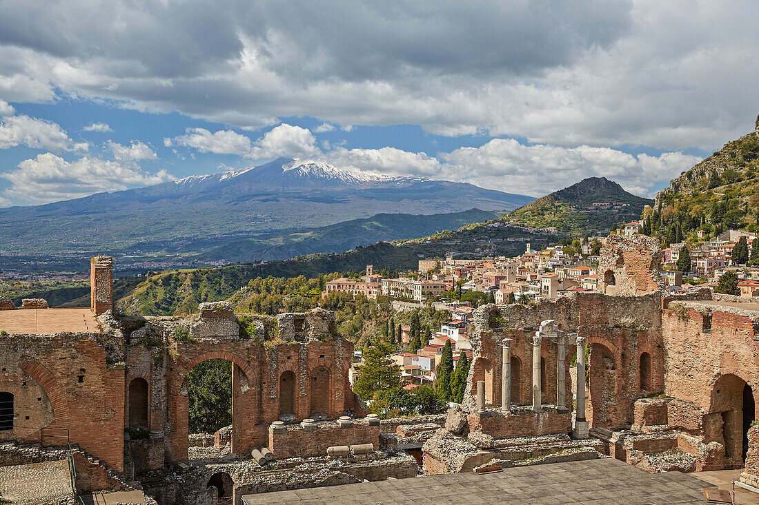 Blick auf den Ätna vom Teatro Greco, Taormina, Sizilien, Italien