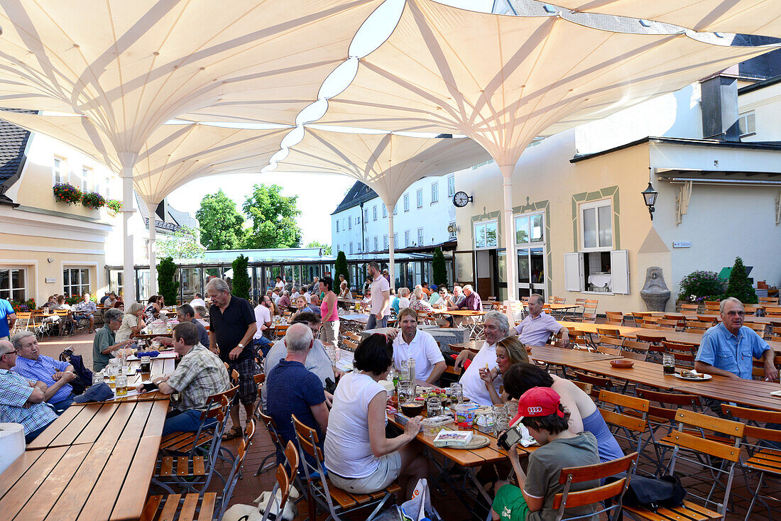 Biergarten, Andechs, Kirchen in Bayern, Oberbayern, Deutschland