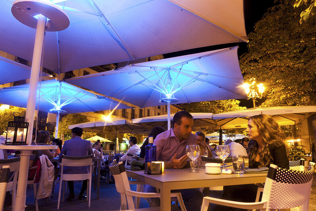Restaurant im Abendlicht, Plaza Santa Ana, Madrid, Spain, Europa