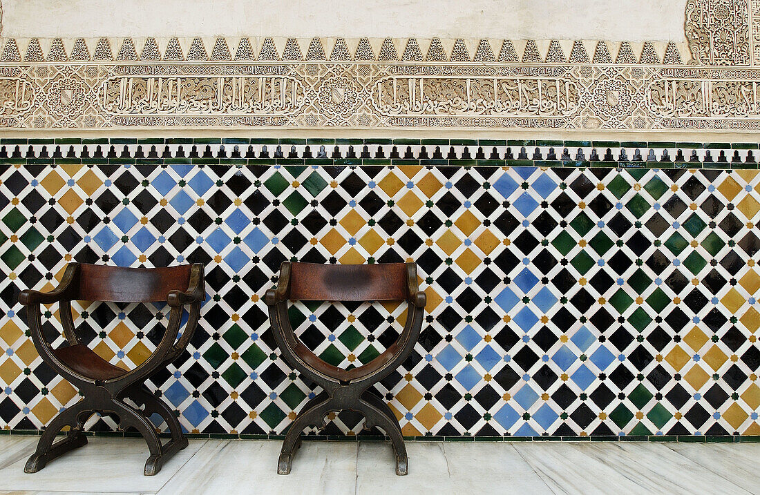 Holzsitze im Patio des Arrayanes Hof der Myrten, Alhambra, Granada, Spanien