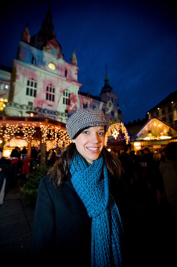 Junge Frau auf einem Weihnachtsmarkt, Graz, Steiermark, Österreich