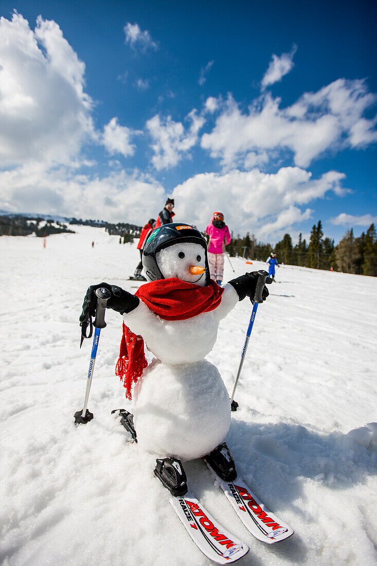 Schneemann fährt Ski, Kreischberg, Murau, Steiermark, Österreich.