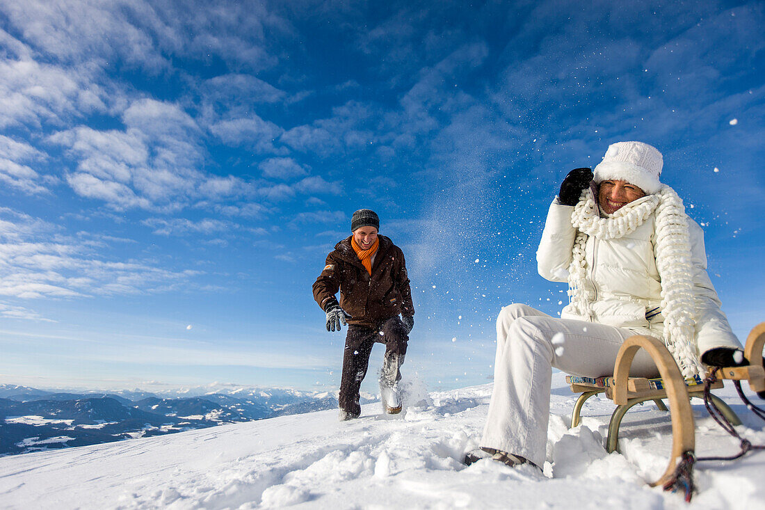 Paar lachend im Schnee, Mühlen, Steiermark, Österreich