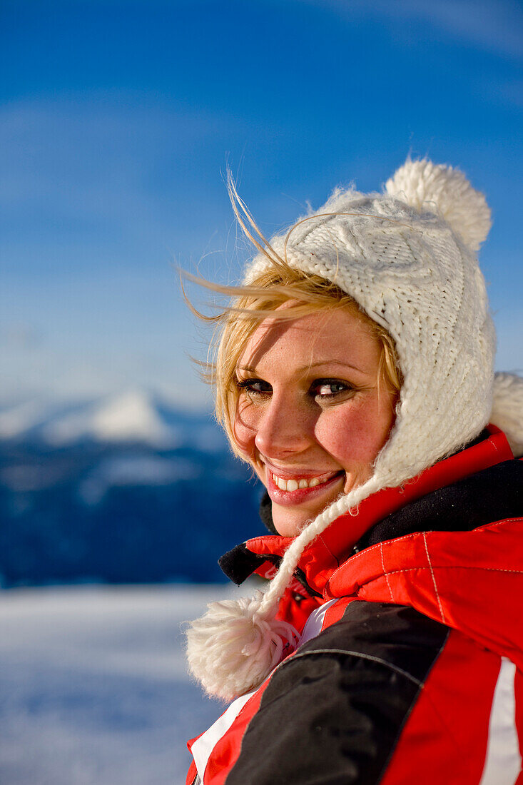 Junge Frau mit Mütze lächelt in die Kamera, Kreischberg, Murau, Steiermark, Österreich