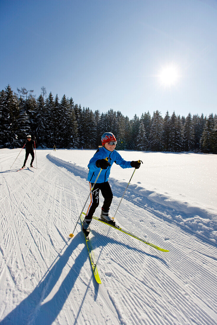 Kind beim Skilanglauf, Steiermark, Österreich