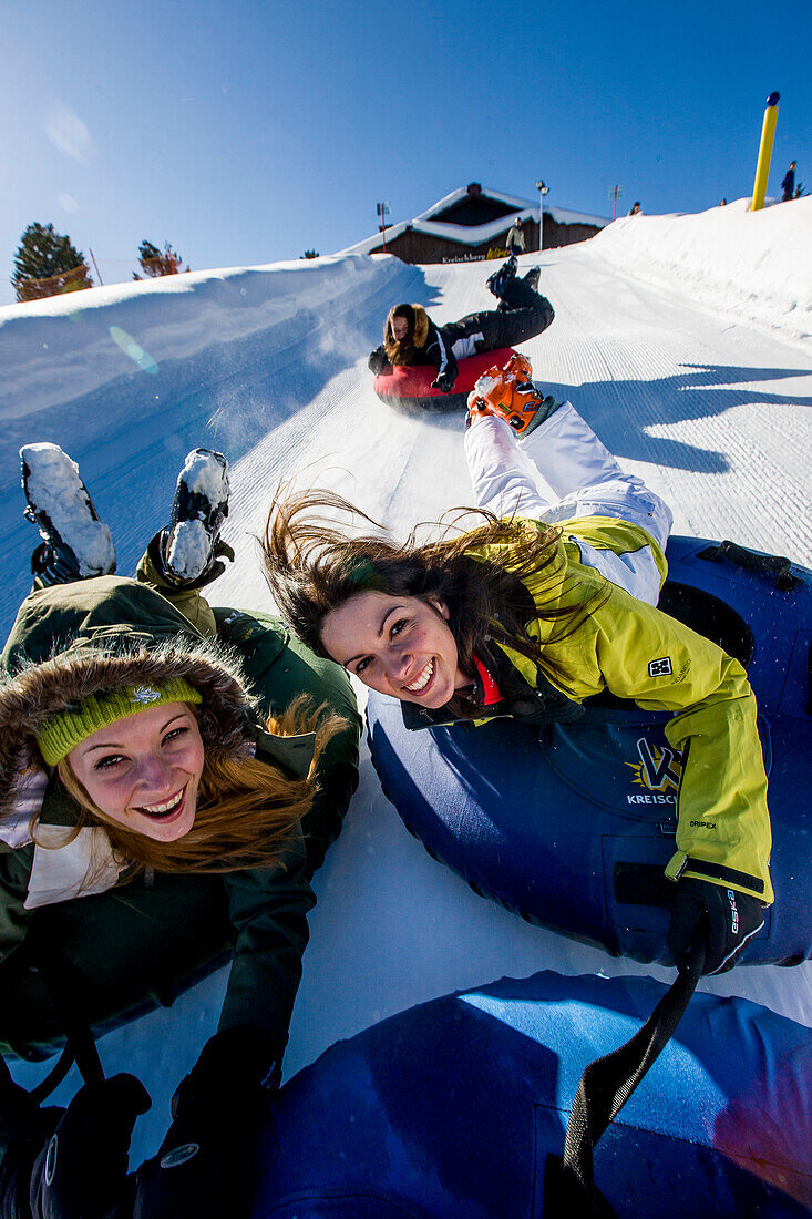 Junge Frauen bein Snowtubing, Kreischberg, Murau, Steiermark, Österreich