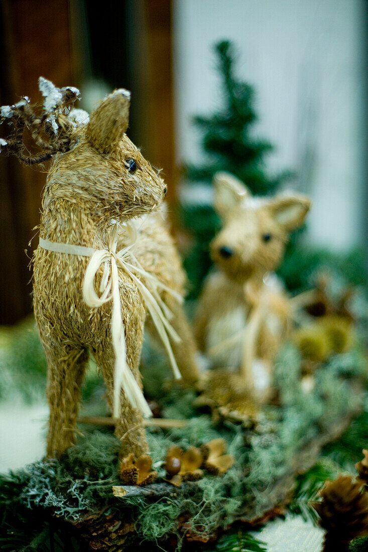 Strohfiguren auf einem Weihnachtsmarkt, Murau, Steiermark, Österreich