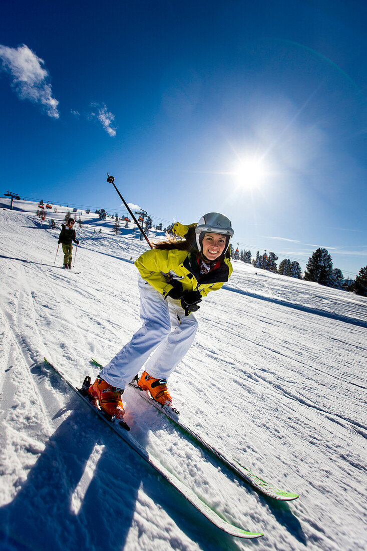 Skifahrerin fährt ab, Kreischberg, Murau, Steiermark, Österreich