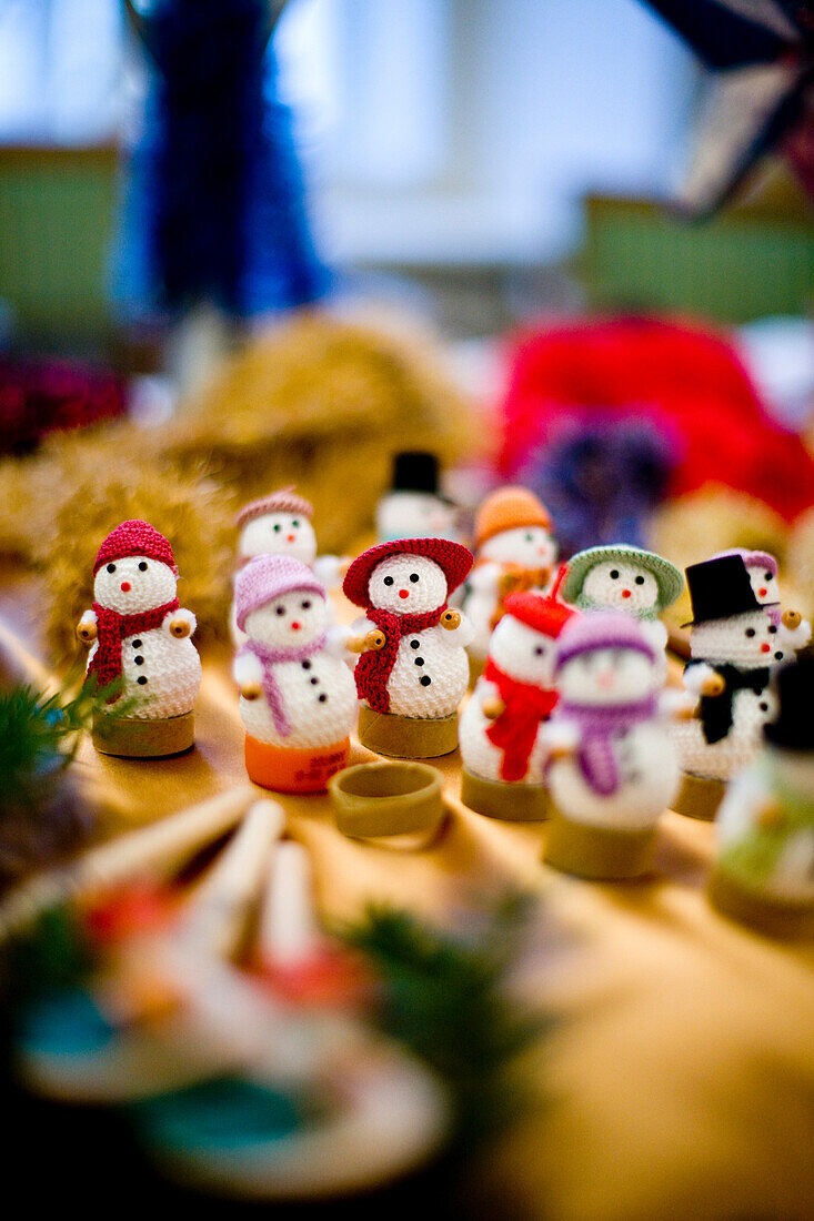 Schneemannfiguren auf einem Weihnachtsmarkt, Murau, Steiermark, Österreich