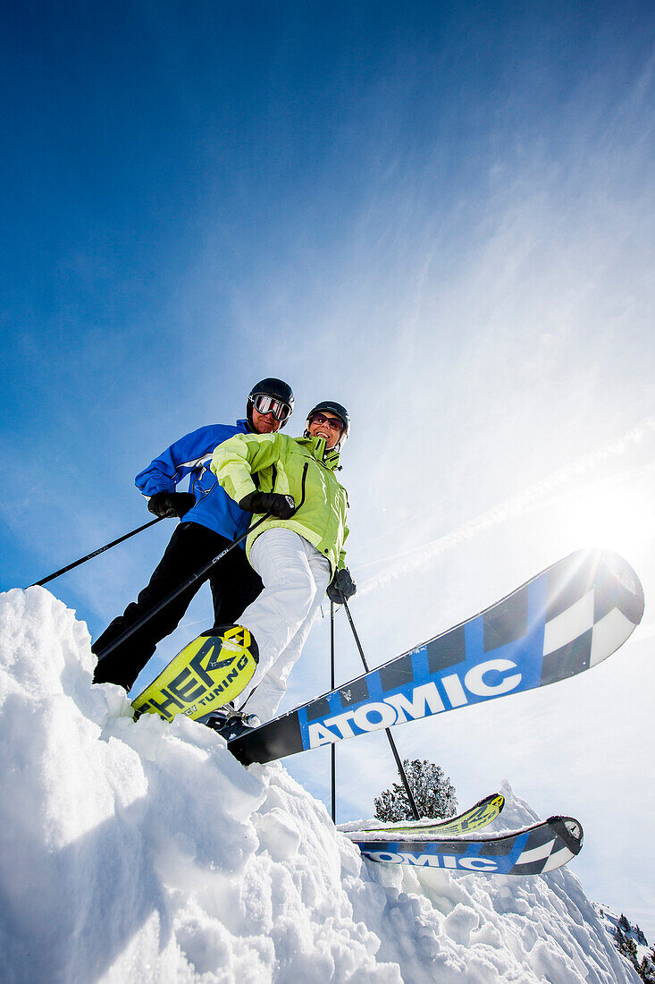 Paar beim Skifahren, Fageralm, Salzburg, Österreich