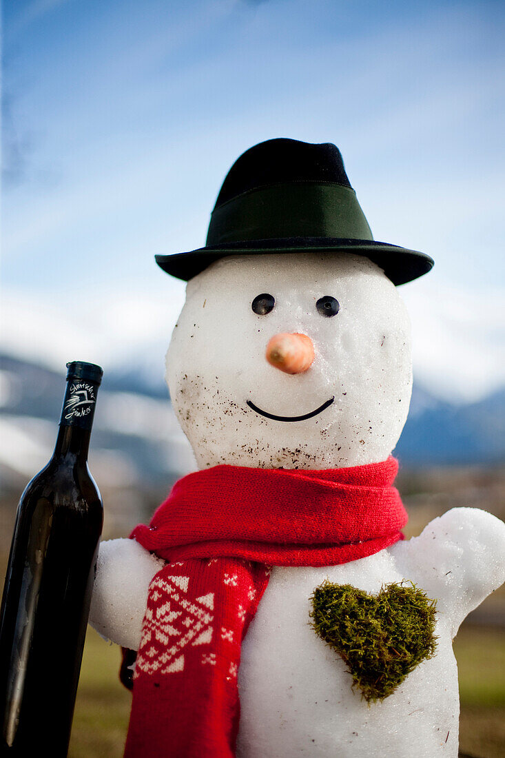 Schneemann mit einer Weinflasche, Steiermark, Österreich