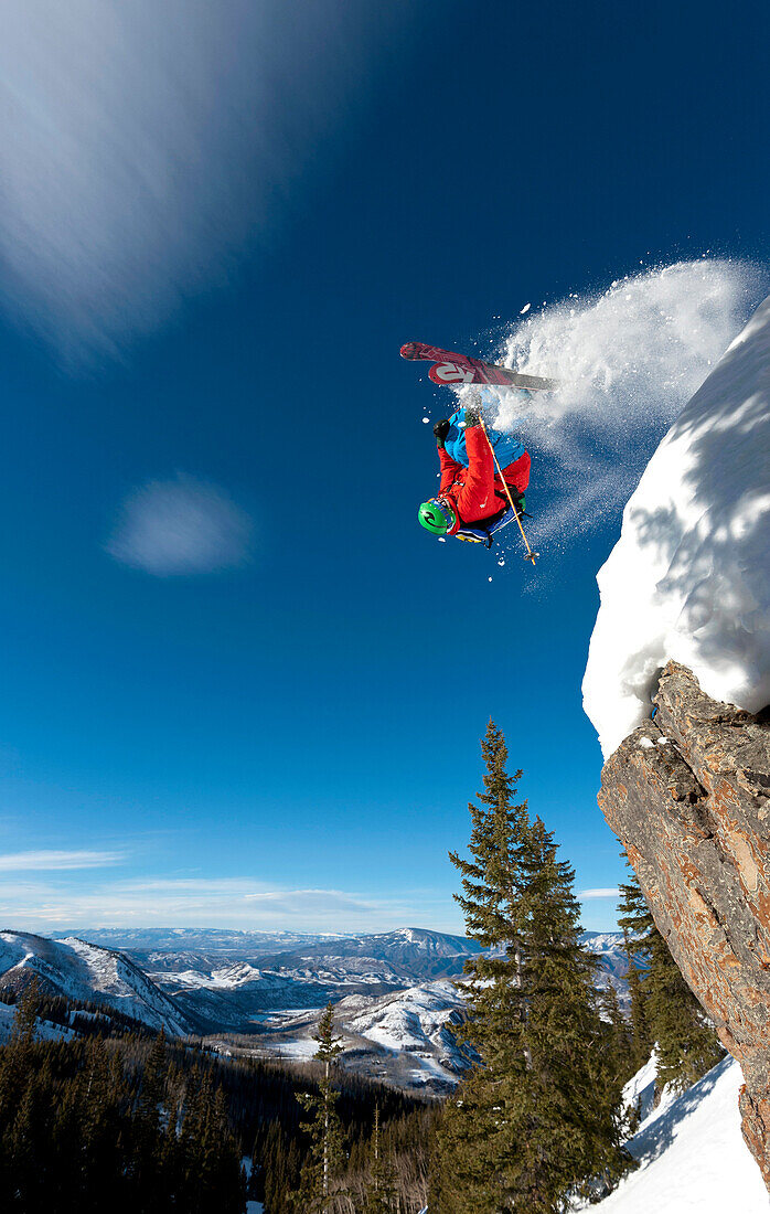 Skifahrer macht einen Sideflip, Snowmass, Aspen, Colorado, USA